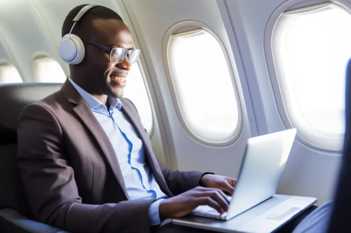 Przewóz laptopa w samolocie – co musisz wiedzieć przed podróżą